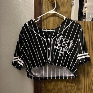 Black cropped baseball tee